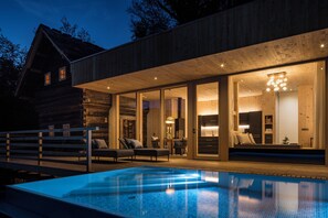 Bagian depan properti - sore/malam