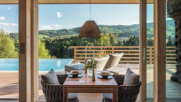 Luxury-Chalet, eigener Pool, Hügelblick | Essbereich im Zimmer