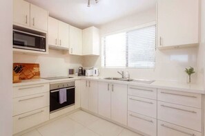 Jääkaappi, mikroaaltouuni, liesi, kahvin-/teenkeitin