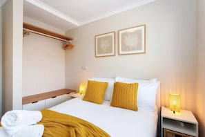 Iron/ironing board, WiFi, bed sheets