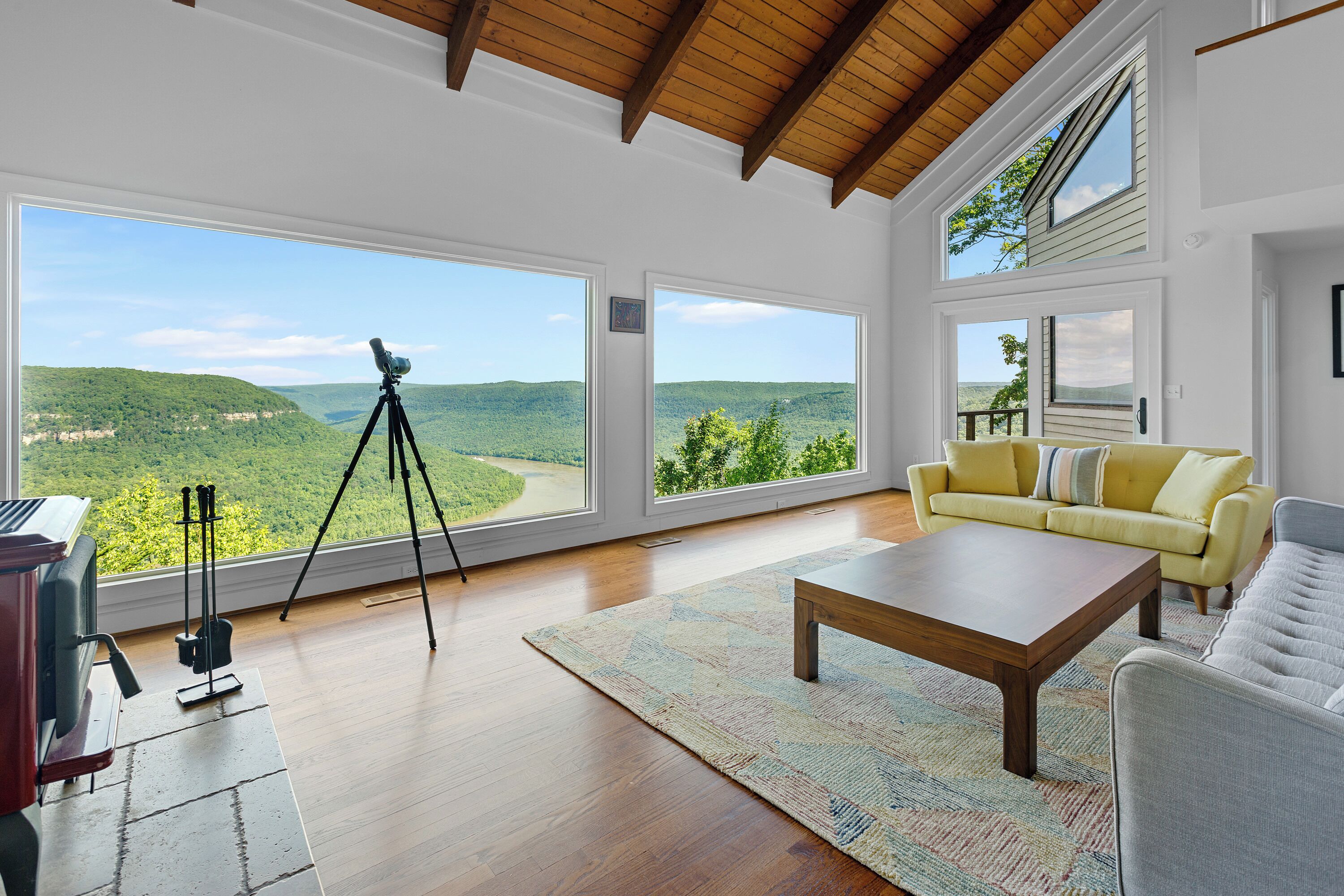 Bluff Beauty – 3 BDR Home w/ Unbeatable Views, Private Hot Tub, & More!