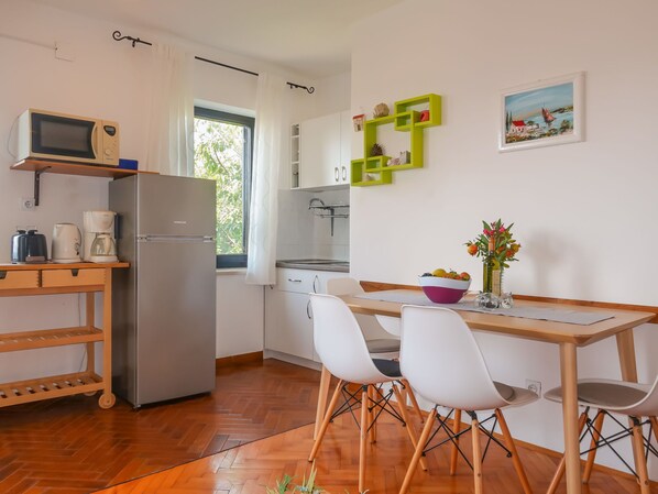 Réfrigérateur, micro-ondes, batterie de cuisine, vaisselle et ustensiles