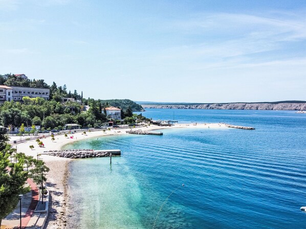 Overlooking the ocean, this resort offers stunning views of the sea and surrounding hills.