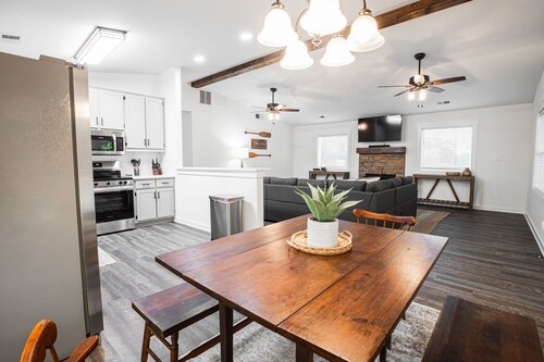 Ruth's Cottage at Addis Acres/Newly Renovated/Firepit/Private Pond/2BR/2BA/Deck