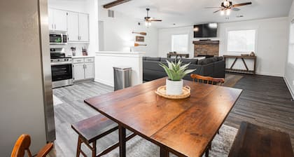 Ruth's Cottage at Addis Acres/Newly Renovated/Firepit/Private Pond/2BR/2BA/Deck