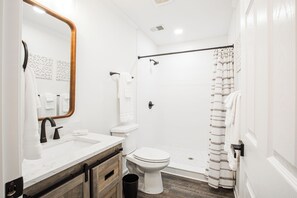 Douche, sèche-cheveux, serviettes fournies, savon
