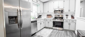 Ruth's Cottage at Addis Acres/Newly Renovated/Firepit/Private Pond/2BR/2BA/Deck