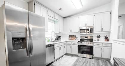 Ruth's Cottage at Addis Acres/Newly Renovated/Firepit/Private Pond/2BR/2BA/Deck