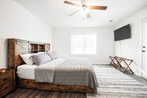 2 quartos, escrivaninha, ferros/tábuas de passar roupa, berço de viagem