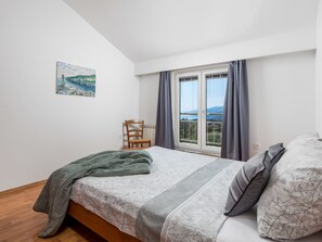 1 bedroom, desk, WiFi
