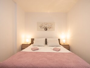 2 bedrooms, iron/ironing board, WiFi