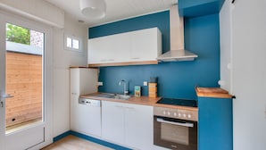 A compact kitchen with white cabinets, a built-in oven, and a stove. - 190m from the beach, downtown, house for 8 (Pléneuf-Val-André)