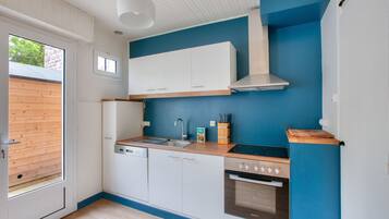 Een koelkast, een microgolfoven, een oven, een vaatwasser