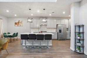 House, 4 Bedrooms | Tempat makan