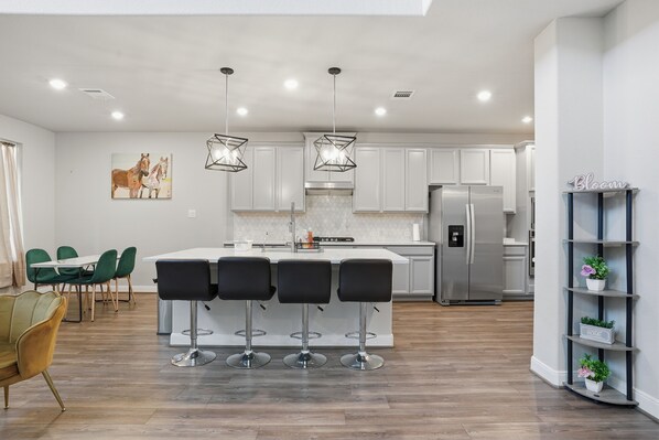 House, 4 Bedrooms | Dining