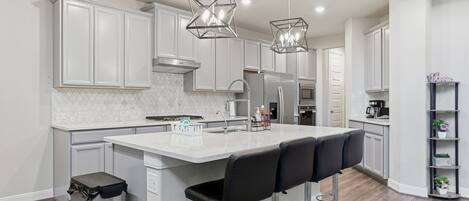 House, 4 Bedrooms | Private kitchen | Fridge, oven, coffee/tea maker, toaster