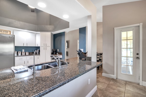 House, 3 Bedrooms | Private kitchen | Fridge, oven, coffee/tea maker, toaster