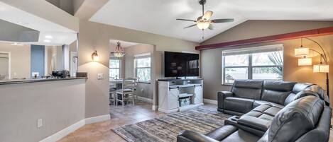 House, 3 Bedrooms | Living area