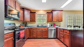 House, 3 Bedrooms | Private kitchen | Fridge, oven, coffee/tea maker, toaster