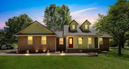 Flippin Haven: Spacious & Cozy Retreat 3 Bedroom Home by RedAwning