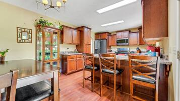 House, 3 Bedrooms | Dapur peribadi | Peti sejuk, ketuhar, pembancuh kopi/teh, pembakar roti