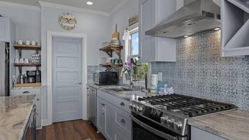 Maison, 3 chambres | Cuisine privée | Réfrigérateur, four, cafetiÚre/bouilloire, grille-pain