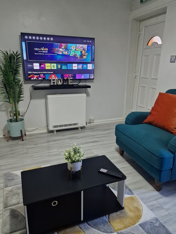 Living area - 1bed Home Sleeps 5 Free Parking, Central, Wifi (Birmingham)