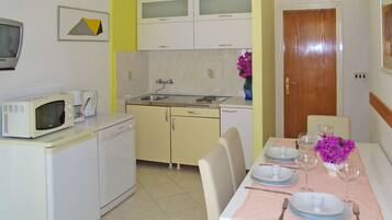 Kühlschrank, Mikrowelle, Geschirrspüler, Toaster