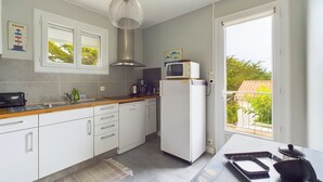 Kjøleskap, mikrobølgeovn, ovn og oppvaskmaskin
