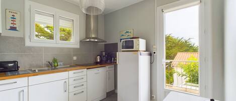 ثلاجة، ميكروويف، فرن، غسالة أطباق