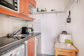 Fridge, oven, dishwasher, coffee/tea maker