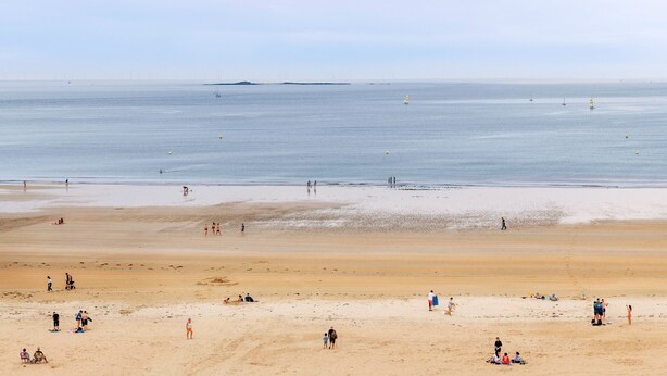 A wide sandy beach with people sunbathing and walking. - Seaview - flat for 4 (Pornichet)