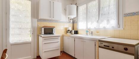 Réfrigérateur, micro-ondes, four, lave-vaisselle