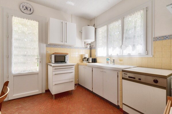 Refrigerador, microondas, horno y lavavajillas 