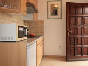 Refrigerador, microondas, tostadora y utensilios de cocina 