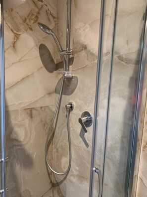 Regadera, secadora de cabello, bidet, toallas 