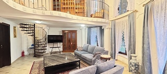 Villa large garden, outdoor pool, 25 mins to central Warsaw