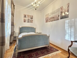 5 bedrooms, iron/ironing board, free WiFi, bed sheets