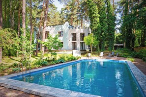 A modern house with a swimming pool surrounded by trees. - Villa large garden, outdoor pool, 25 mins to central Warsaw (Magdalenka)