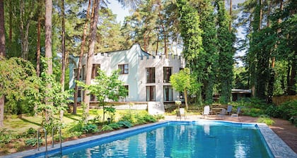Villa large garden, outdoor pool, 25 mins to central Warsaw