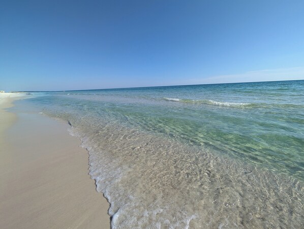 Sun loungers, beach towels - Peach & Palm Beach House- Spacious 4 BR Home w/Paddleboard, Golf Cart (Navarre)