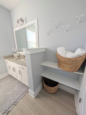 Ducha, secador de pelo, toallas y jabón