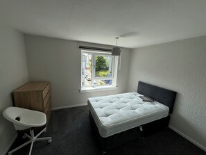 4 bedrooms, iron/ironing board, WiFi, bed sheets - 5 mins to The Pleasance and Royal Mile- 4 Bedroom Apartment (Edinburgh)