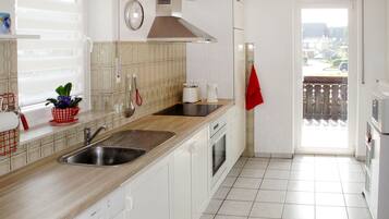 Kühlschrank, Mikrowelle, Ofen, Geschirrspüler