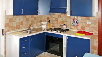 Kühlschrank, Mikrowelle, Kochgeschirr/Geschirr/Besteck