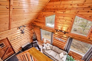 Smart TV, chimenea, libros