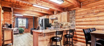 Whispering Pines Hideaway~Secluded, Rustic, Cozy