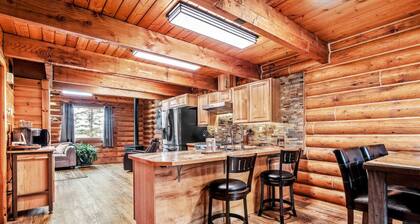 Whispering Pines Hideaway~Secluded, Rustic, Cozy