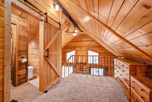 Whispering Pines Hideaway~Secluded, Rustic, Cozy