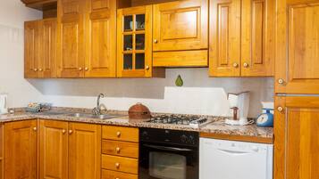 Geladeira, fogão, lava-louças, torradeira